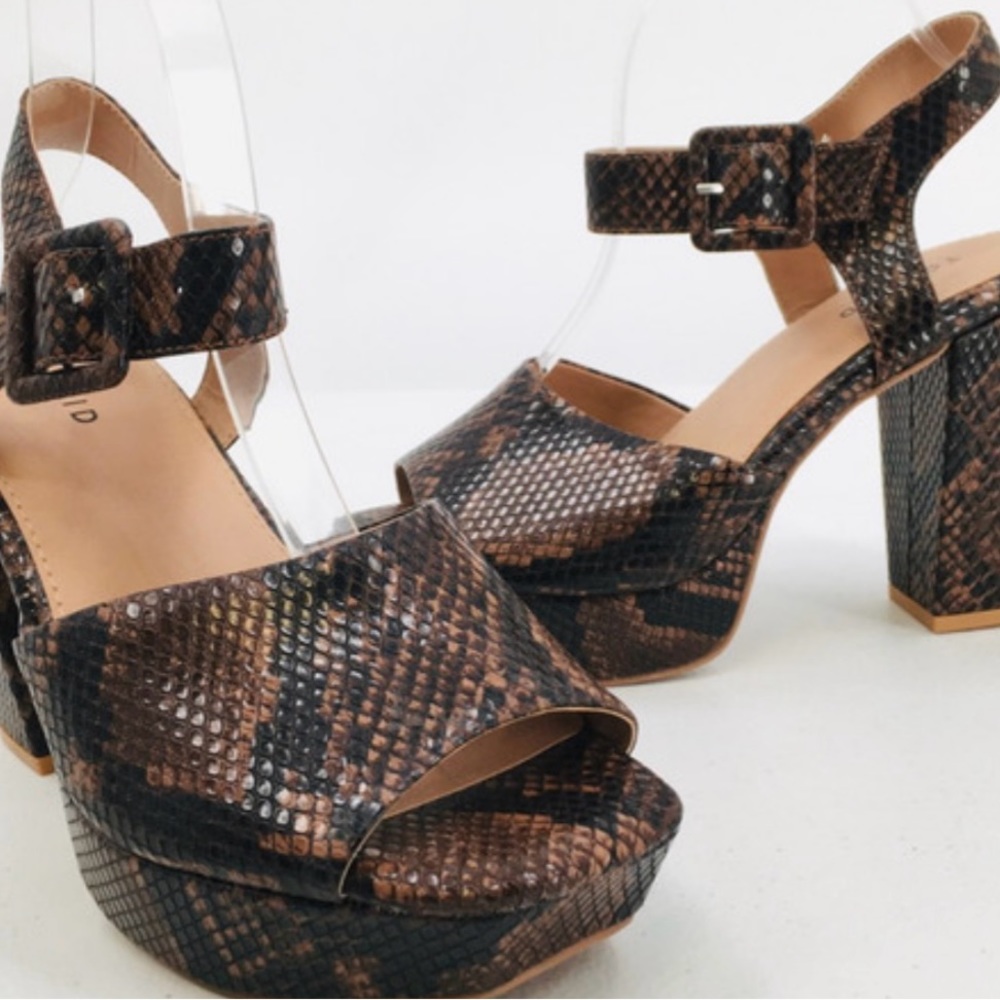 New Torrid Brown Snakeskin Ankle Strap Platform
Heels Sandals Size 10